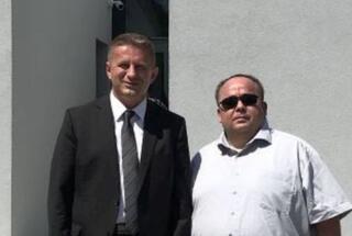 Dr. sc. Željko Holjevac i dr. sc. Danijel Vojak na otvaranju Romskog memorijalnog centra u Ušticama, 2. 8. 2020.