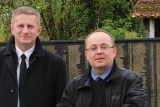 Prof. dr. sc. Željko Holjevac i dr. sc. Danijel Vojak na komemoraciji u povodu 77. godišnjice oslobođenja logora Jasenovac, 22. 4. 2022.