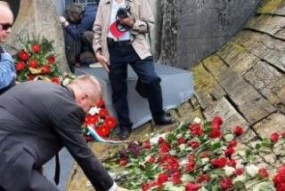 Prof. dr. sc. Željko Holjevac i dr. sc. Danijel Vojak na komemoraciji u Jasenovcu, 23. 4.2023.