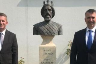 Ravnatelj Holjevac na blagoslovu poprsja sv. Ladislava u Veleposlanstvu Mađarske, 27. 6. 2023.