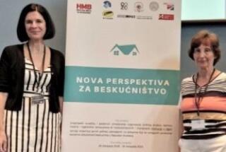 Dr. sc. Lynette Šikić-Mićanović i dr. sc. Jadranka Švarc na konferenciji „Beskućništvo u Republici Hrvatskoj – Stanje i perspektiva“; Zagreb, 15. 9. 2023.