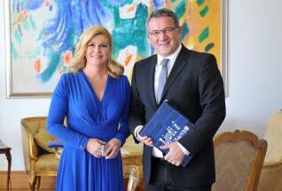 Voditelj JOBSTEM projekta dr. sc. J. Burušić s Predsjednicom Kolindom Grabar Kitarović