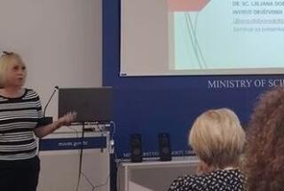 Dr. sc. Ljiljana Dobrovšak na seminaru za polaznike edukacije o poučavanju o Holokaustu; Zagreb, 22. 8. 2025.