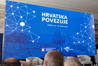 Dr. sc. Rebeka Mesarić Žabčić i dr. sc. Dražen Živić na konferenciji Hrvatska povezuje. Od hrvatskog iseljeništva do hrvatskog tržišta rada; Šibenik, 28.-30. 9. 2026.